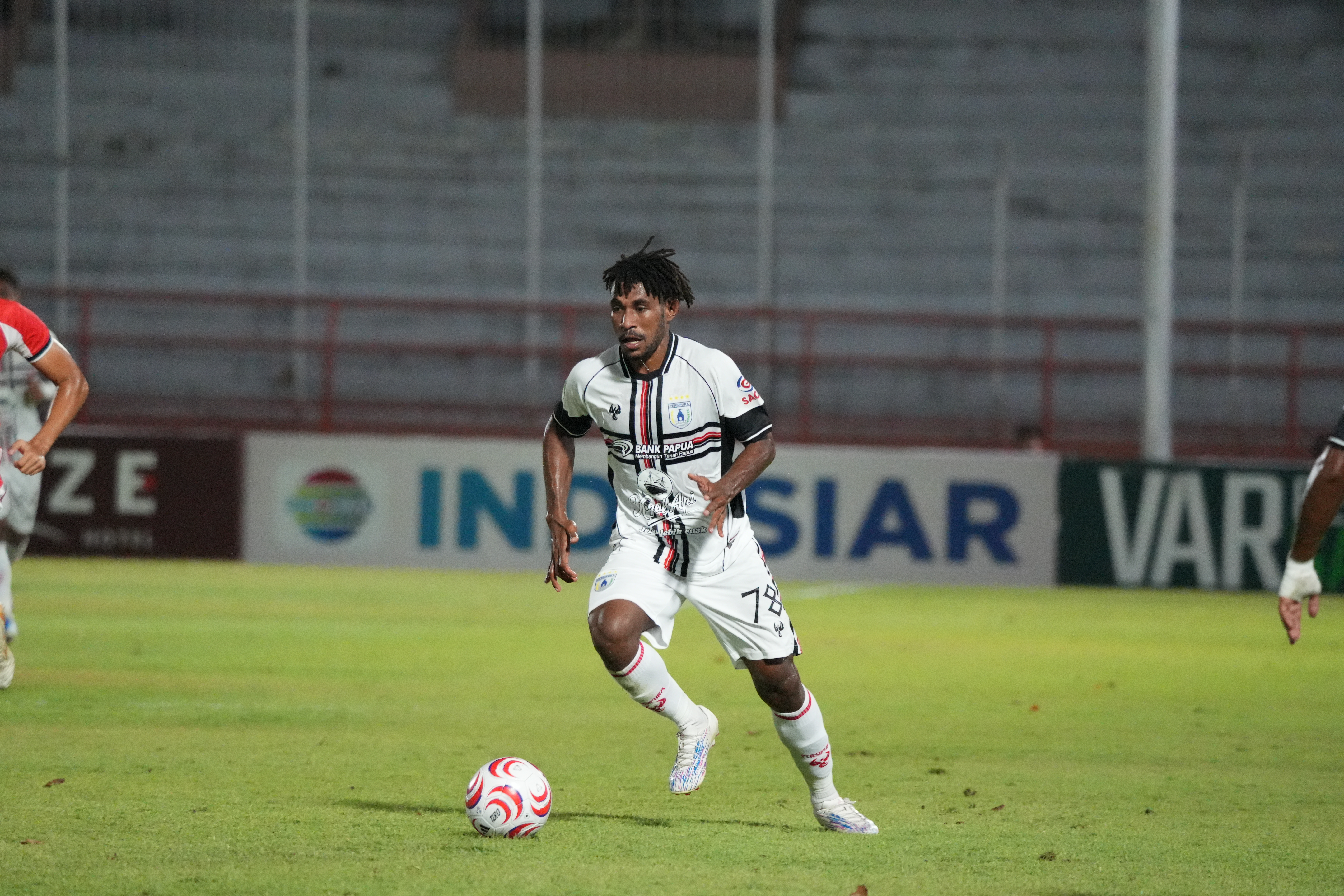Puji Debut Beton Kogoya dan Pilipus Sibetai Bersama Persipura